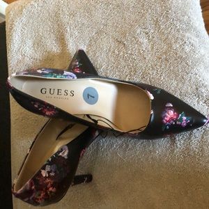 Floral triangle toe pumps